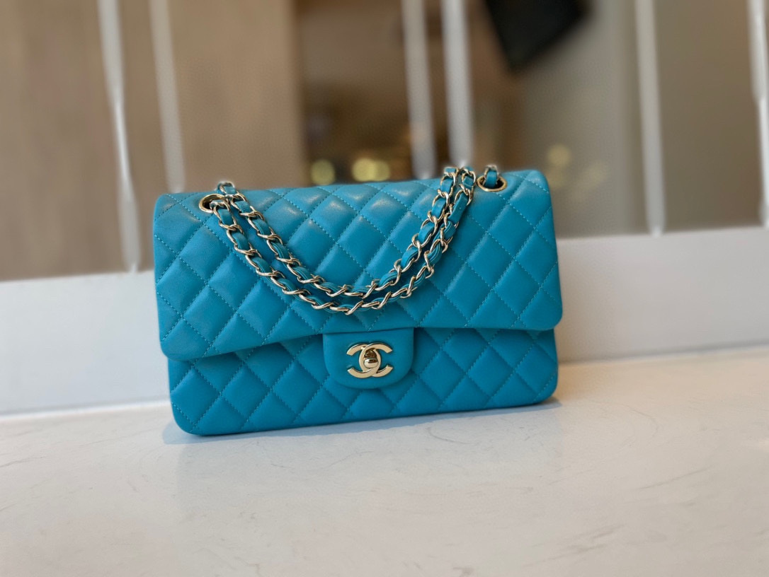 Limited Edition Chanel Classic Flap 17CM 20Cm 25CM Sheepskin Shoulder Bag With Light Gold High End Lake Blue